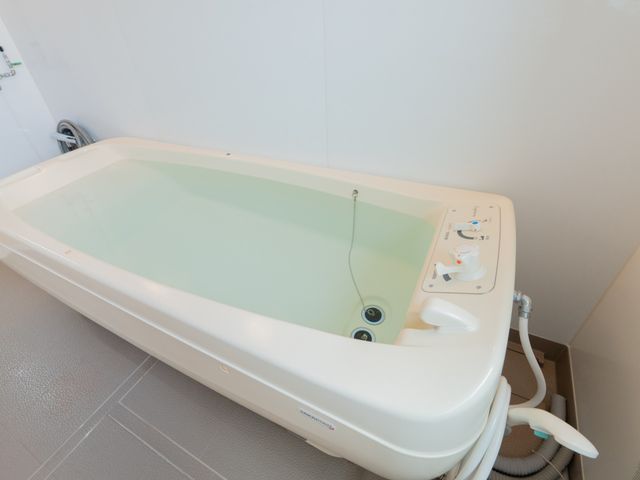 くつろぎの湯船 浴室 利用者が快適に入浴できるよう設計された広々とした浴槽です。清潔感があり、安心して使用できます。