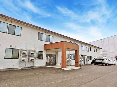 落ち着いた色調の外観