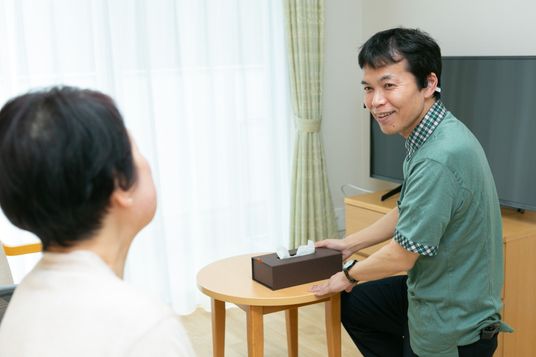談笑する職員と利用者の居室  
