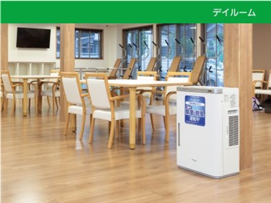 明るい食堂の室内  