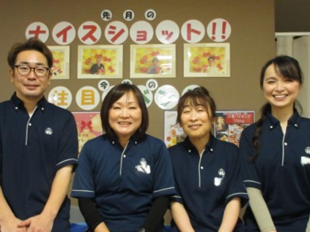 スタッフ集合 スタッフイメージ   4人のスタッフが並んで笑顔を見せています。親しみやすい雰囲気で、働く人の様子が伝わります。