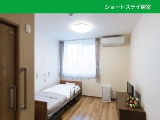 明るい居室のベッド横  