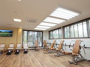 自然光の差し込む訓練室