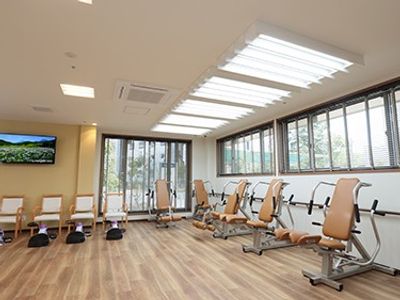 自然光の差し込む訓練室