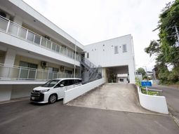 白い外観の建物入口  