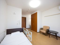 シンプルな居室のベッド周辺  