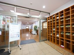 靴箱が並ぶエントランス  
