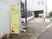 施設入口の看板と坂道  