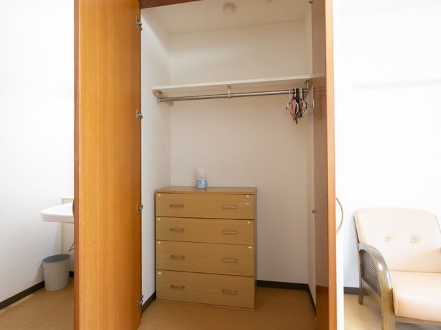 収納付き居室 居室   明るい居室に、扉付きの収納とチェストが備わっています。就業時には、整理しやすい落ち着いた空間づくりを確認できます。
