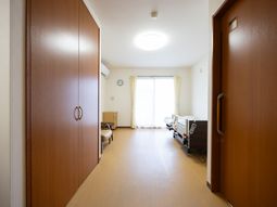 明るい居室の入口  