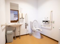 手すり付きトイレ  