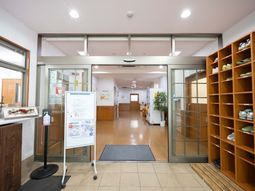 明るい入口と靴棚のあるエントランス  