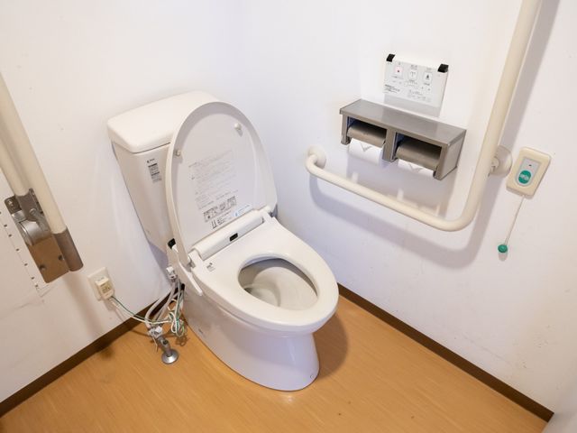 手すり付きトイレ トイレ 手すりが設置されたトイレです。壁面の操作部や広めの空間があり、使いやすさに配慮されています。