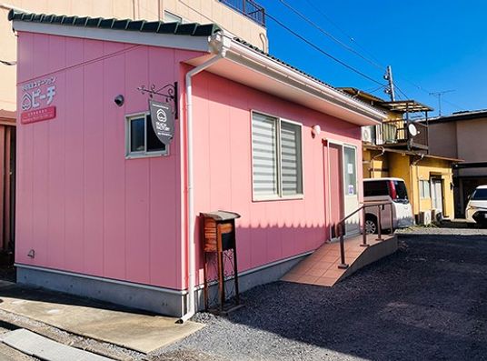 ピンク色の建物外観  
