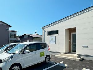 施設外観と駐車場  