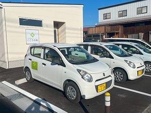 送迎車が並ぶ駐車場  