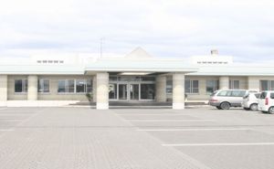 車の停まる施設外観