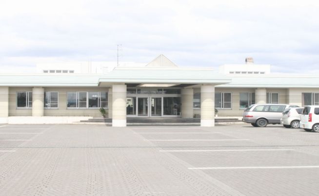車の停まる施設外観