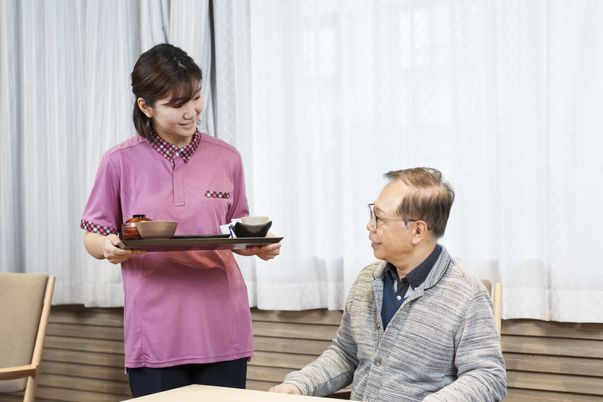 食事を楽しむリビング  