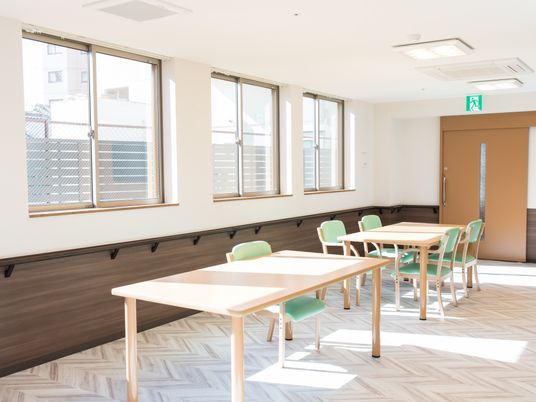 明るい日差しの食堂スペース