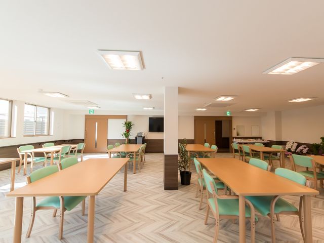 広々とした食堂の様子 食堂 明るく開放的な食堂は、ご家族とのひとときや交流の場としても最適です。テーブルと椅子が整然と配置され、ゆったりとした空間が広がっています。