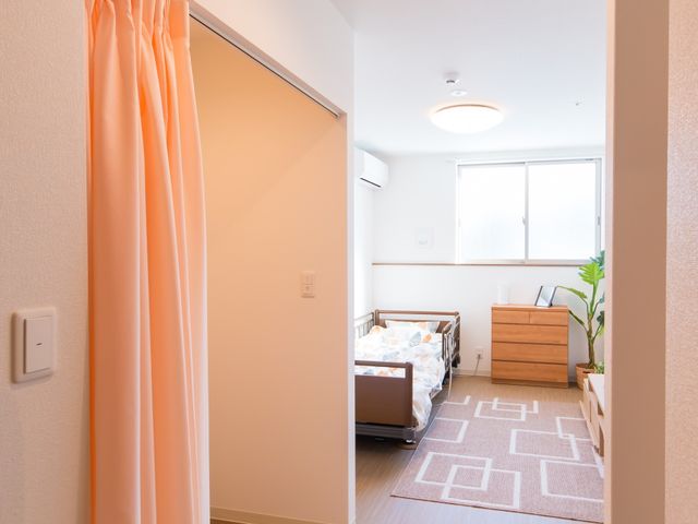 居室の落ち着いた空間 居室 やわらかな光が差し込む居室です。生活に必要な家具が整い、快適な日々を過ごせる環境が整っています。