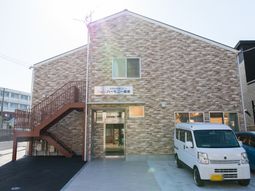 明るく清潔感のある建物外観