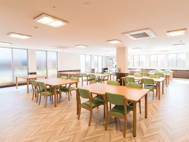 明るい食堂の風景 食堂 広々とした食堂は自然光がたっぷりと射し込む設計で、ゆったりした時間を過ごすことができます。また、色とりどりのチェアが温かみを与え、くつろぎの空間を提供しています。