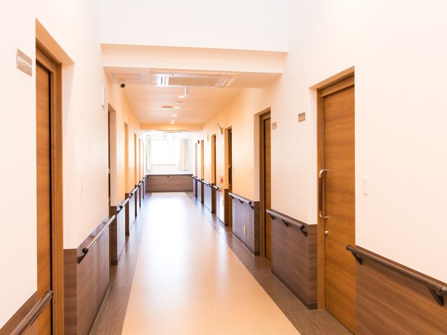 清潔感のある廊下 廊下 ゆったりとした通路が特徴の明るい廊下です。安全に配慮された手すりが設置され、快適な移動が可能です。