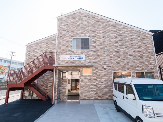 キレイな建物外観 外観 明るく清潔感のある建物前は、ご利用の方々の快適な移動を考えた設計になっております。