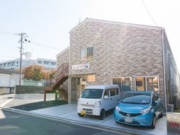 晴れた日の外観と駐車場