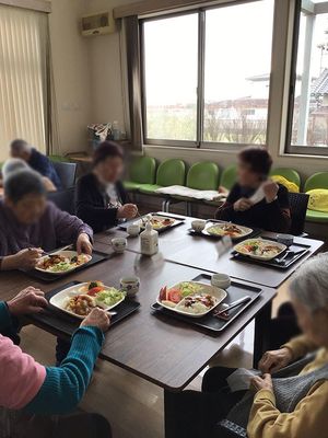 食事を楽しむテーブル