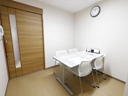 白いテーブルと椅子のある部屋