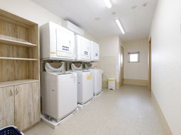 洗濯機と棚が並ぶ空間