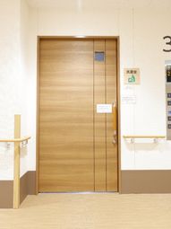 清潔感のあるエレベーター内観