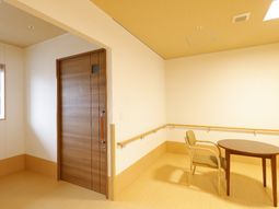明るい居室の一角