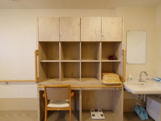 居室のデスクと洗面台
