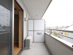 明るいバルコニーの風景
