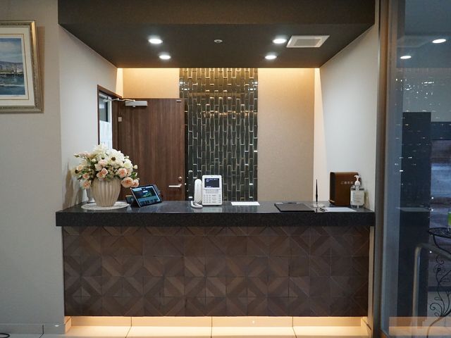 清潔感のあるフロント 受付 暖かな雰囲気のフロントです。来訪者の対応や日常の応接に適した設計がされています。