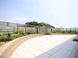 広々とした快適な中庭