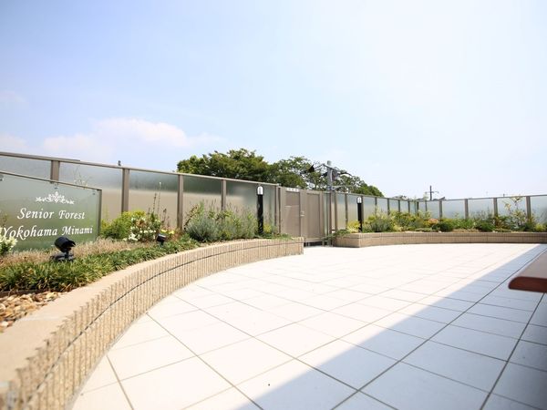 広々とした快適な中庭