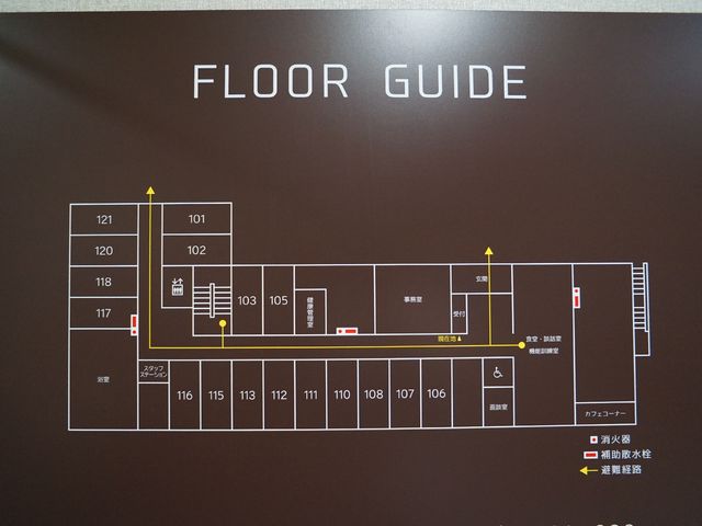 案内図がある壁面 展示物 案内図が壁に掲示されていて、各部屋の配置が一目で分かります。このようなきちんと整理された空間でのお仕事はいかがでしょうか。