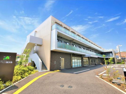 モダンな建物のエントランス