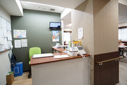 スタッフデスクと休息中の方