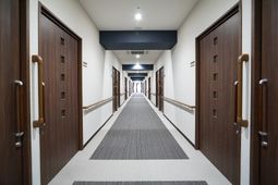長い廊下と多数の扉