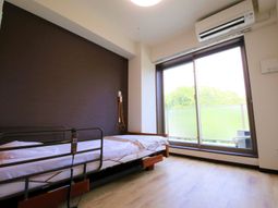 明るい居室のベッドと窓