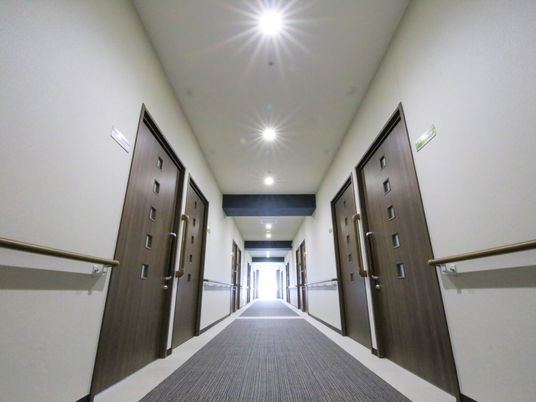 廊下の明るい照明