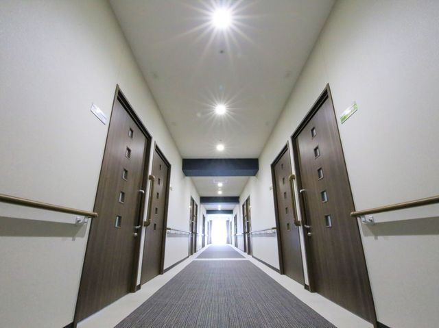 廊下の明るい照明