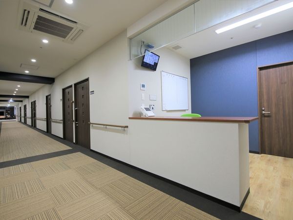 廊下とフロントカウンター