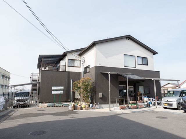 清潔感のある建物の外観 外観 ゆったりとした敷地には緑もあり、訪れる方々を穏やかに迎え入れます。明るく開放的な雰囲気のエントランスが、日々の活動を支える場所です。